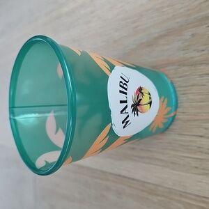 NWOT Malibu Tropical Green and Orange Party Cup